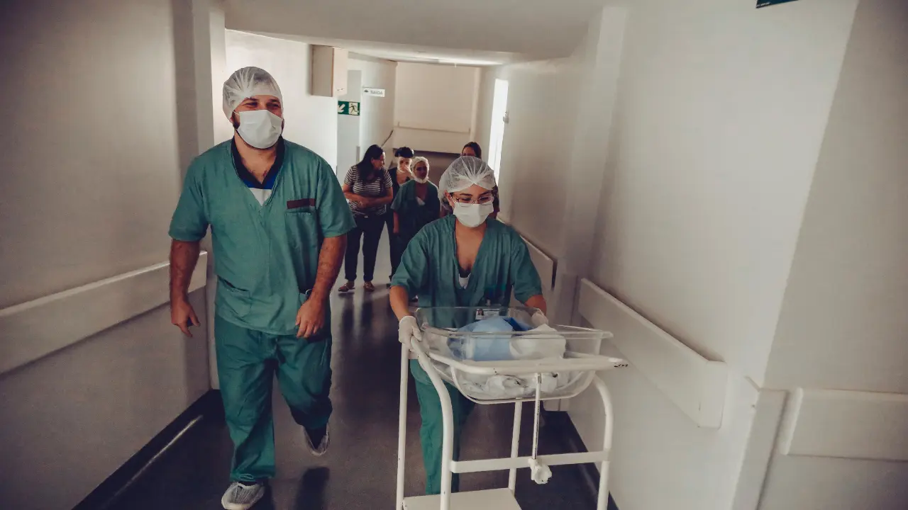 Entenda tudo sobre insalubridade em hospital: grau mínimo, médio e máximo, quem tem direito e como calcular o adicional corretamente.