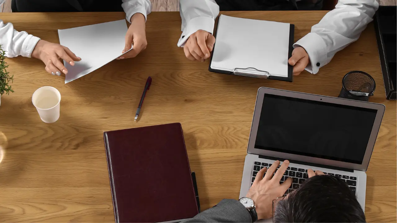 Empresa pode tirar gratificação de função de gerente? Entenda como comissão por fora reduz FGTS, 13º, férias e rescisão.